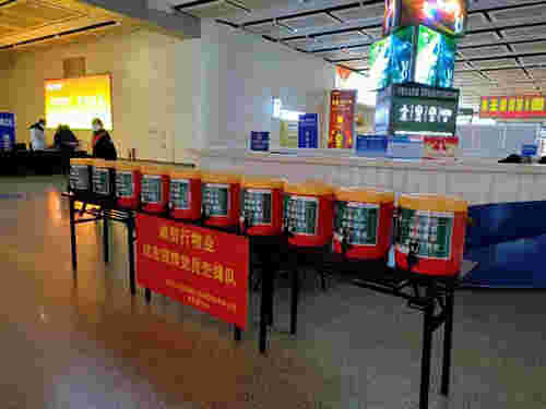 车站出口设置爱心姜汤服务站 诚信行物业很贴心