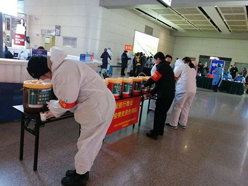 车站出口设置爱心姜汤服务站 诚信行物业很贴心