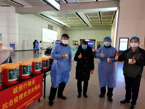 车站出口设置爱心姜汤服务站 诚信行物业很贴心