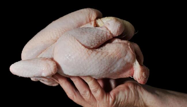 英国最大的鸡肉生产商表示过度消费廉价食品