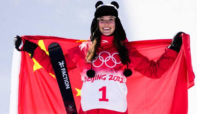 “Eileen Gu获得第二枚奥运金牌 加拿大在自由滑雪半管中获得银牌和铜牌