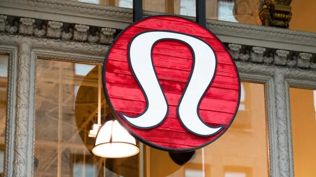 “随着购物者应对通货膨胀Lululemon推出了以旧换新和转售计划